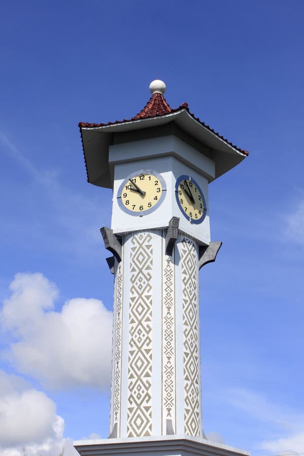 Tour d'horloge avec le ciel bleu chez Sabah, Malaisie images stock Tour d'horloge avec le ciel bleu chez Sabah, Malaisie images stock