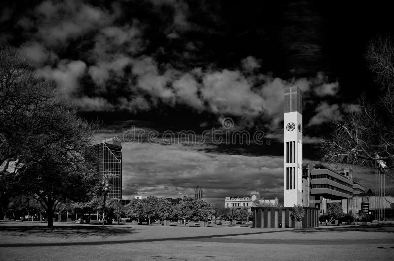 Tour d'horloge dans la place au nord de Palmerston contre un clo photos stock Tour d'horloge dans la place au nord de Palmerston contre un clo photos stock