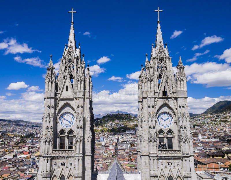 Tour d'horloge jumelle du del Voto Nacional, Quito, Equateur de basilique image stock Tour d'horloge jumelle du del Voto Nacional, Quito, Equateur de basilique image stock