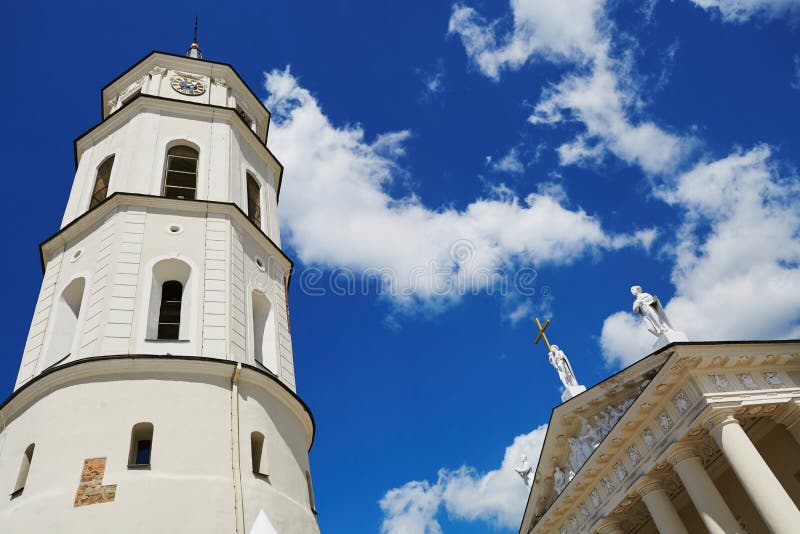 Tour de Bell de cathédrale de Vilnius au-dessus du ciel bleu image libre de droits Tour de Bell de cathédrale de Vilnius au-dessus du ciel bleu image libre de droits