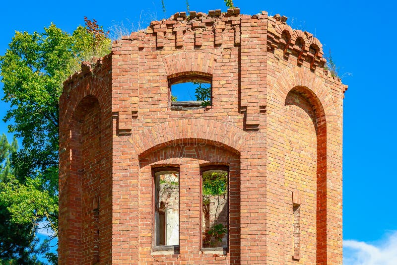 Tour de brique abandonnée architecture du XIXe siècle. arrière-plan avec espace de copie pour le texte