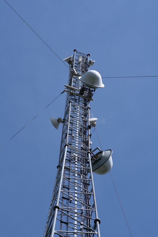 Tour de communication pour la transmission de données de téléphone portable photographie stock libre de droits Tour de communication pour la transmission de données de téléphone portable photographie stock libre de droits