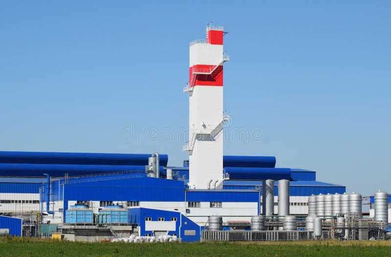 Tour de feu ? l'usine pour le traitement de la mitraille Vieux raffineur en m?tal d'usine ?norme photo libre de droits Tour de feu ? l'usine pour le traitement de la mitraille Vieux raffineur en m?tal d'usine ?norme photo libre de droits