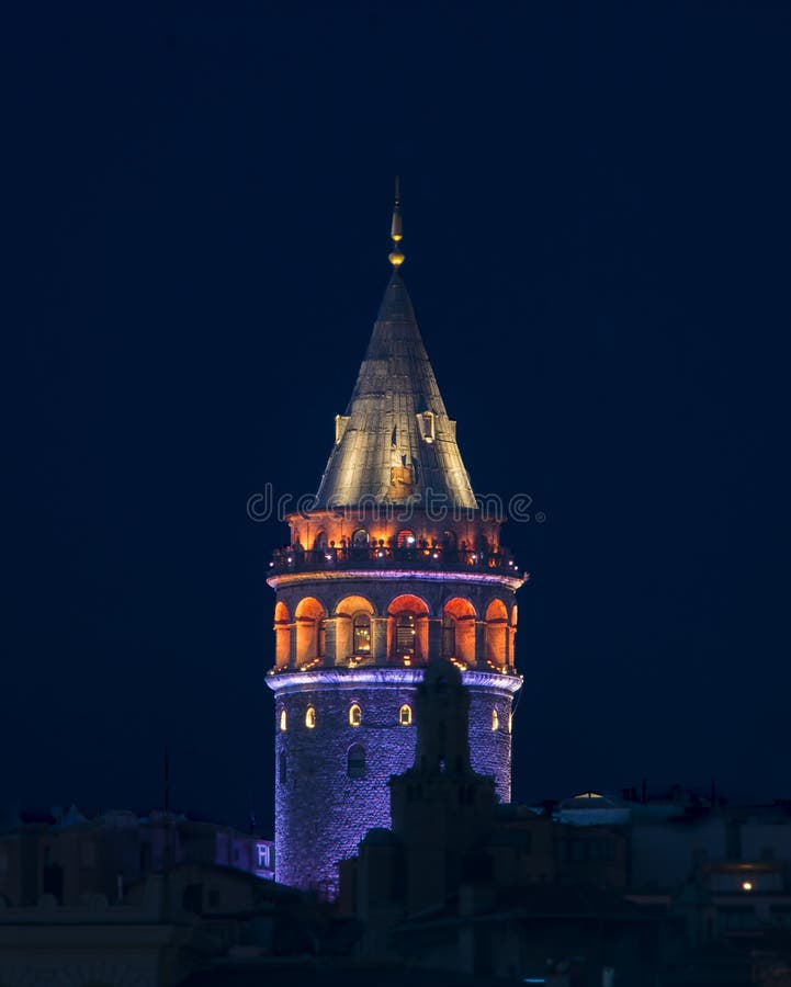 Tour de Galata sous la nuit de parliement d'Istanbul photographie stock libre de droits Tour de Galata sous la nuit de parliement d'Istanbul photographie stock libre de droits