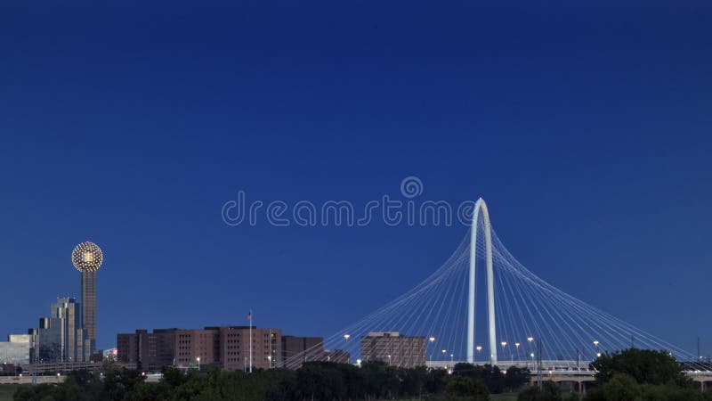 Tour de la Réunion et Margaret Hunt Hill Bridge, Dallas image libre de droits Tour de la Réunion et Margaret Hunt Hill Bridge, Dallas image libre de droits