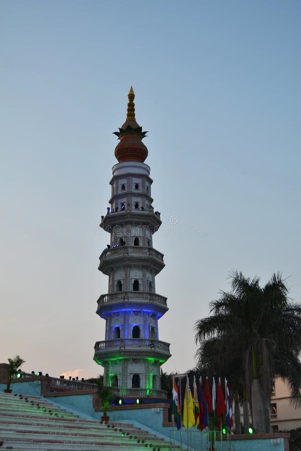 Tour de Minar, le plus grand dôme du monde à l'Institut de Technologie de maharashtra, MIT, Loni Kalbhor, Pune image stock Tour de Minar, le plus grand dôme du monde à l'Institut de Technologie de maharashtra, MIT, Loni Kalbhor, Pune image stock