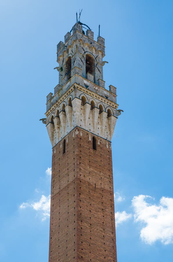 Tour de Palazzo Pubblico sur Piazza del Campo au centre de la ville historique de Sienne, Italie, l'Europe photographie stock Tour de Palazzo Pubblico sur Piazza del Campo au centre de la ville historique de Sienne, Italie, l'Europe photographie stock