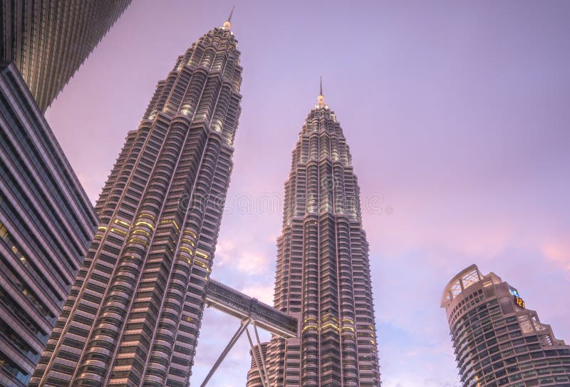 Tour de Petronas au crépuscule photographie stock