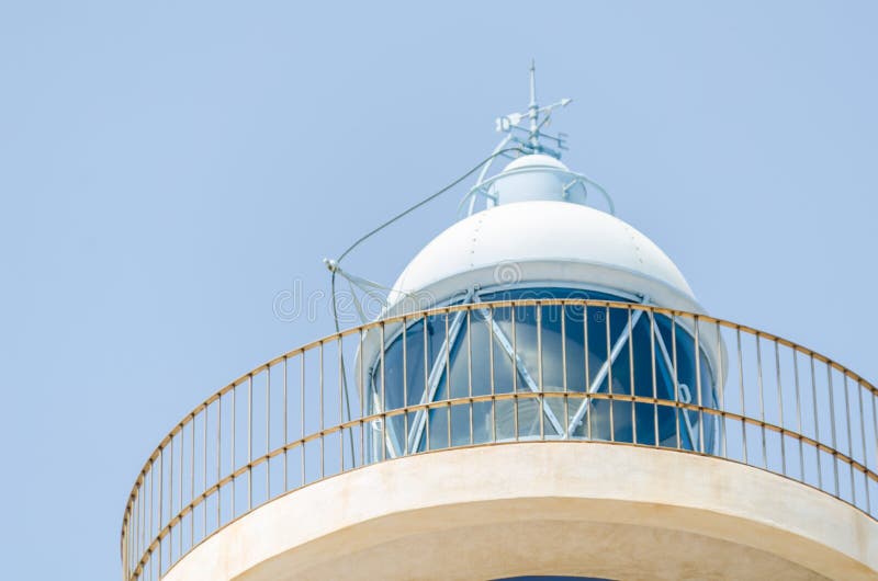 Tour de phare et ciel bleu d'été, le retour sûr du shi image libre de droits Tour de phare et ciel bleu d'été, le retour sûr du shi image libre de droits