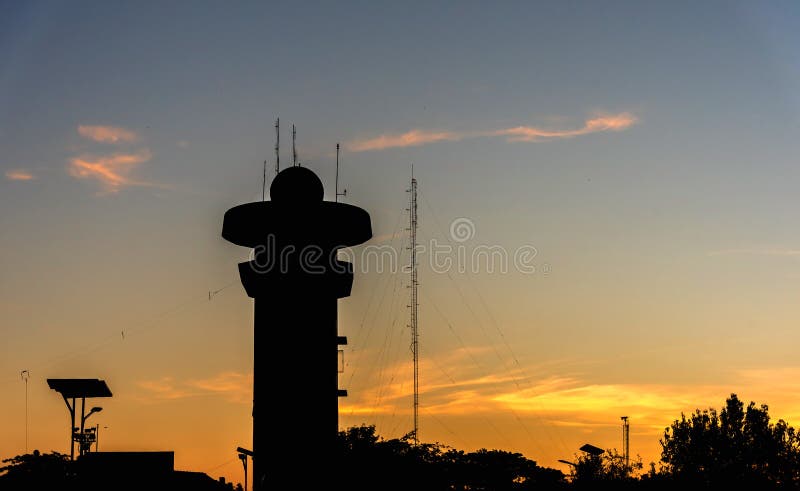 tour de radar de silhouette sur le ciel de coucher du soleil photographie stock tour de radar de silhouette sur le ciel de coucher du soleil photographie stock