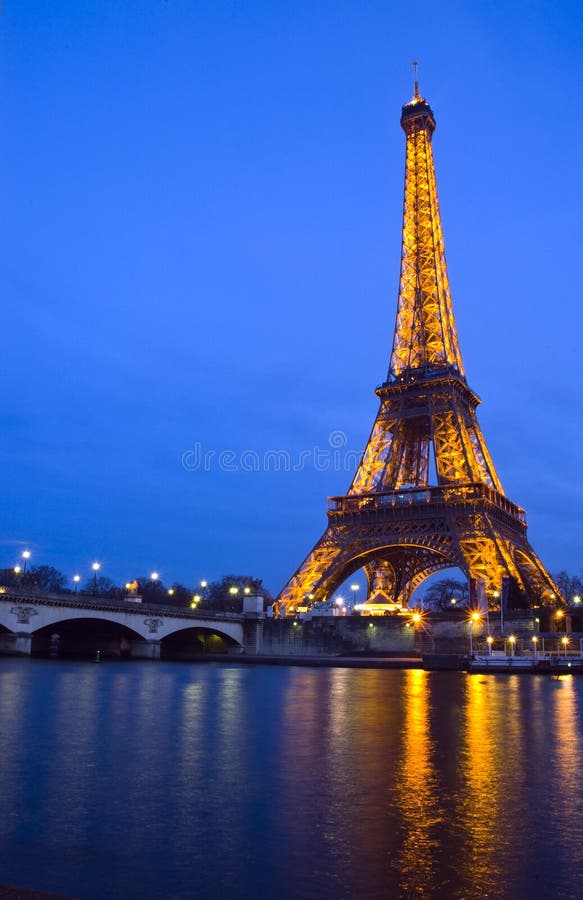 Tour Lumineuse Par Eiffel De Crépuscule Photo éditorial - Image du