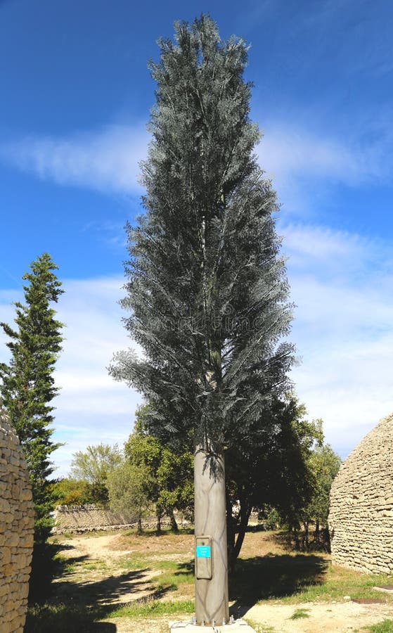 Tour de téléphone portable déguisée comme arbre photographie stock Tour de téléphone portable déguisée comme arbre photographie stock