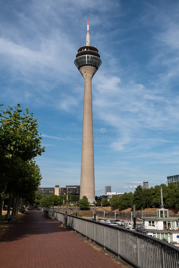 Tour de télévision de Dusseldorf à Media Harbour, Allemagne image stock Tour de télévision de Dusseldorf à Media Harbour, Allemagne image stock