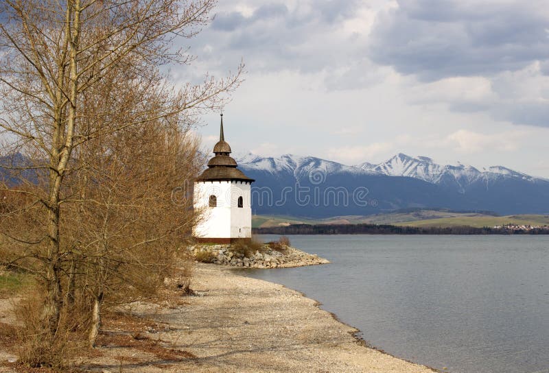 Tour de vieille église sur la côte de Liptovska Mara, Slovaquie image stock Tour de vieille église sur la côte de Liptovska Mara, Slovaquie image stock