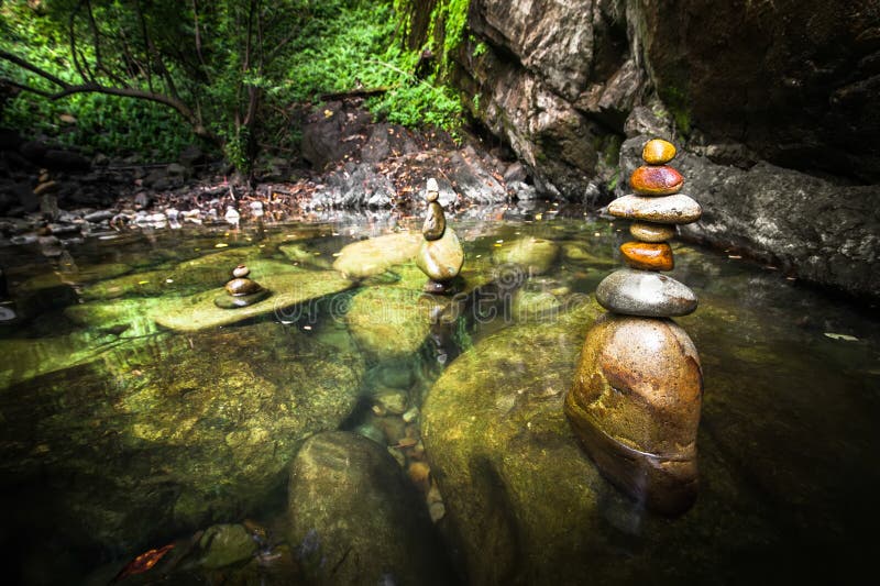 Tour de équilibrage de roches pour la pratique en matière de méditation de zen image libre de droits Tour de équilibrage de roches pour la pratique en matière de méditation de zen image libre de droits