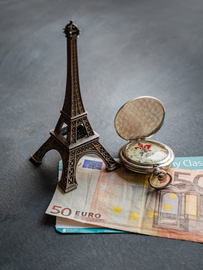 Tour Eiffel avec le billet de banque et la carte d'embarquement de l'euro 50 photo libre de droits Tour Eiffel avec le billet de banque et la carte d'embarquement de l'euro 50 photo libre de droits