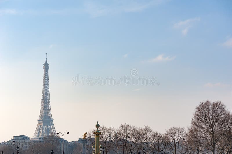 Tour Eiffel contre le ciel bleu en hiver image stock Tour Eiffel contre le ciel bleu en hiver image stock