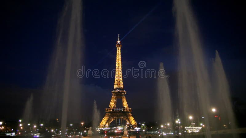 Tour Eiffel de Paris par nuit
