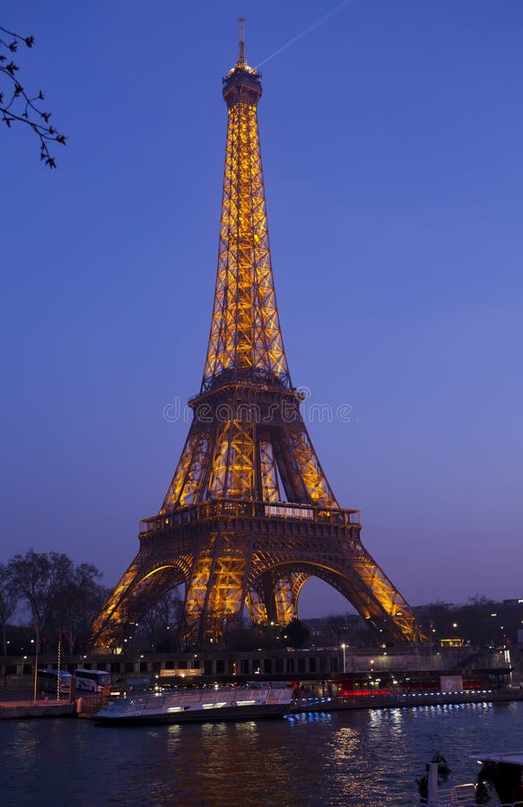 Saint-Bonnet : une Tour Eiffel illuminée dans le haut du bourg