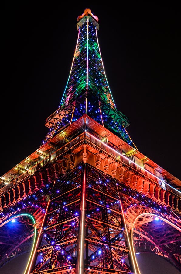 tour eiffel lahore