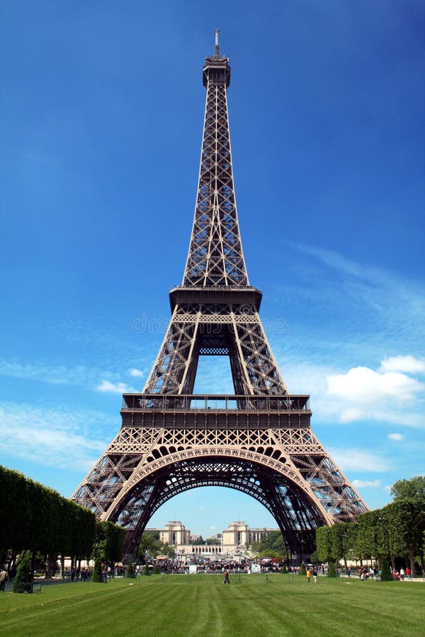 Tour eiffel, Paríž, Francúzsko s jasnej modrej oblohe v tha pozadí, zelená tráva v prednej časti.