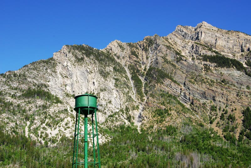 Tour escarpée de falaise et d'eau de montagne photo libre de droits Tour escarpée de falaise et d'eau de montagne photo libre de droits