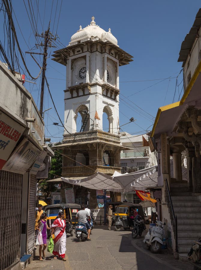 Tour et rues d'horloge de Ghanta Ghar dans Udaipur image stock Tour et rues d'horloge de Ghanta Ghar dans Udaipur image stock