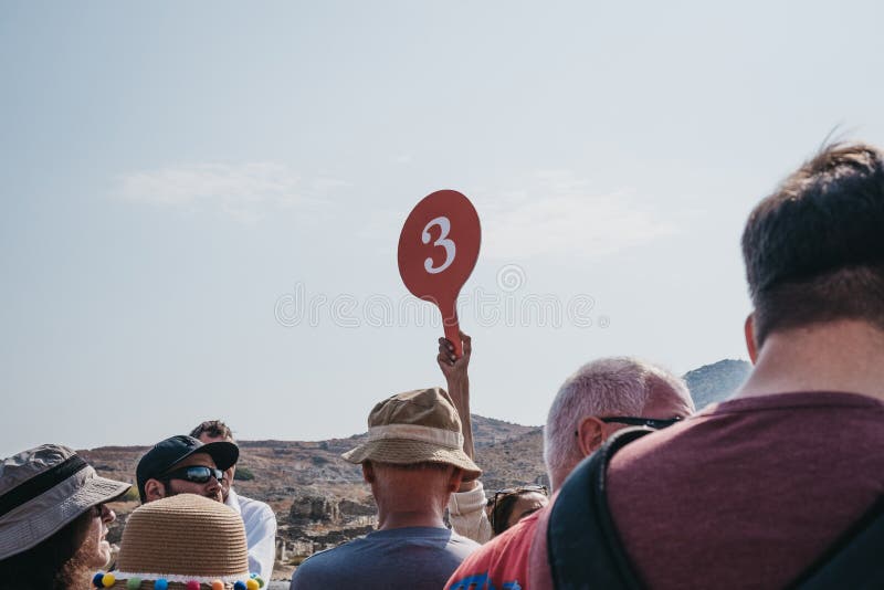 Tour Guide Holding Group Nummer oben auf der Insel Delos, Griechenland