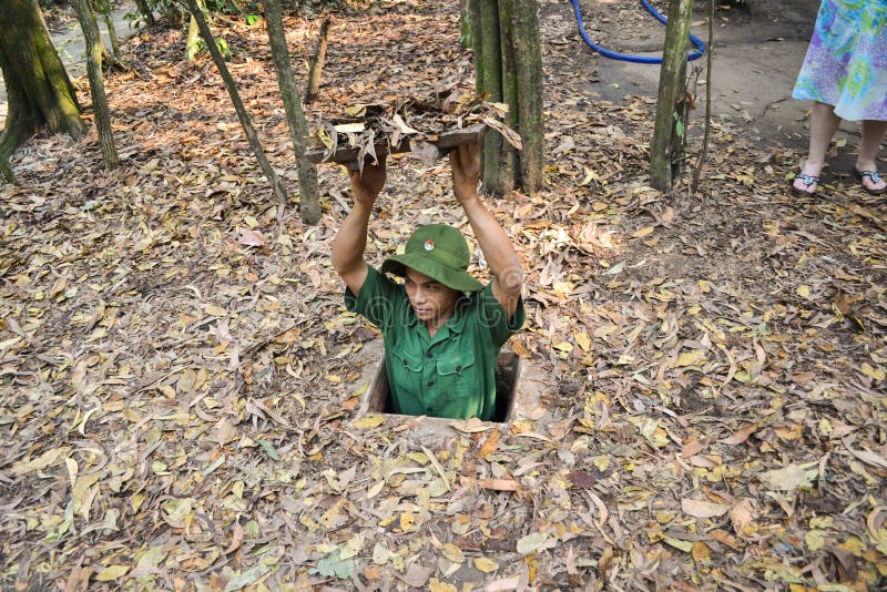 tour-guide-wie-sich-ein-vietcong-den-cu-chi-tunnels-versteckt-ho-minh-city-vietnam-m%C3%A4rz-162247330.jpg