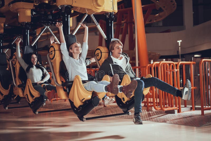 Tour heureux des jeunes sur des attractions photo stock Tour heureux des jeunes sur des attractions photo stock
