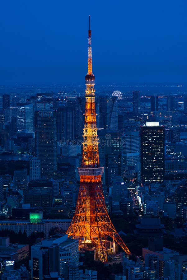 Tour lumineuse et horizon de Tokyo la nuit de Roppongi Hills photos stock Tour lumineuse et horizon de Tokyo la nuit de Roppongi Hills photos stock