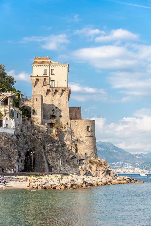 Tour normande à Cetara, beau village méditerranéen sur la côte amalfitaine, Costiera Amalfitana, Campanie, Italie, Naples photo libre de droits Tour normande à Cetara, beau village méditerranéen sur la côte amalfitaine, Costiera Amalfitana, Campanie, Italie, Naples photo libre de droits