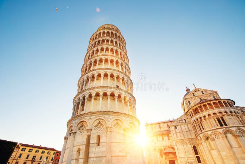 Tour penchée de Pise et basilique de la cathédrale au lever du soleil, Italie Concept de voyage image stock Tour penchée de Pise et basilique de la cathédrale au lever du soleil, Italie Concept de voyage image stock