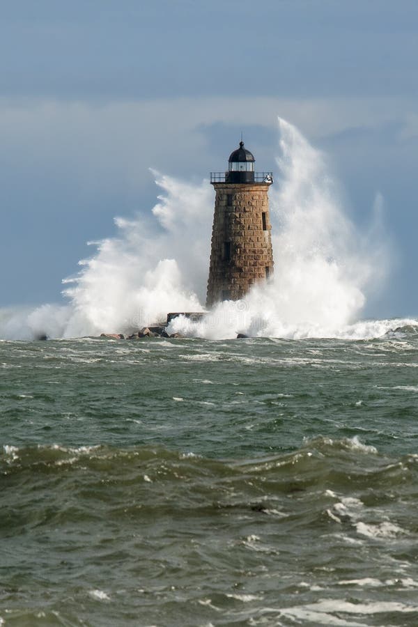 Tour énorme de phare de pierre de bordure de vagues dans Maine images libres de droits