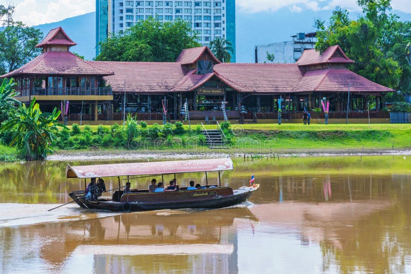 Tourboat and architeture on the Ping river