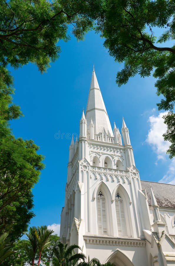 Tourelle de haute tour de l'église sous le ciel bleu photographie stock libre de droits Tourelle de haute tour de l'église sous le ciel bleu photographie stock libre de droits