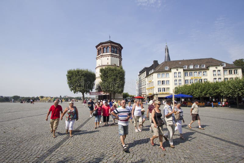 Tourgroup en Düsseldorf, Alemania fotografía de archivo Tourgroup en Düsseldorf, Alemania fotografía de archivo