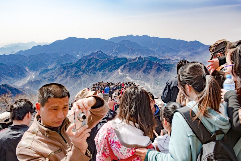 Tourisme de masse sur la Grande Muraille pr?s de P?kin, Chine photo libre de droits Tourisme de masse sur la Grande Muraille pr?s de P?kin, Chine photo libre de droits
