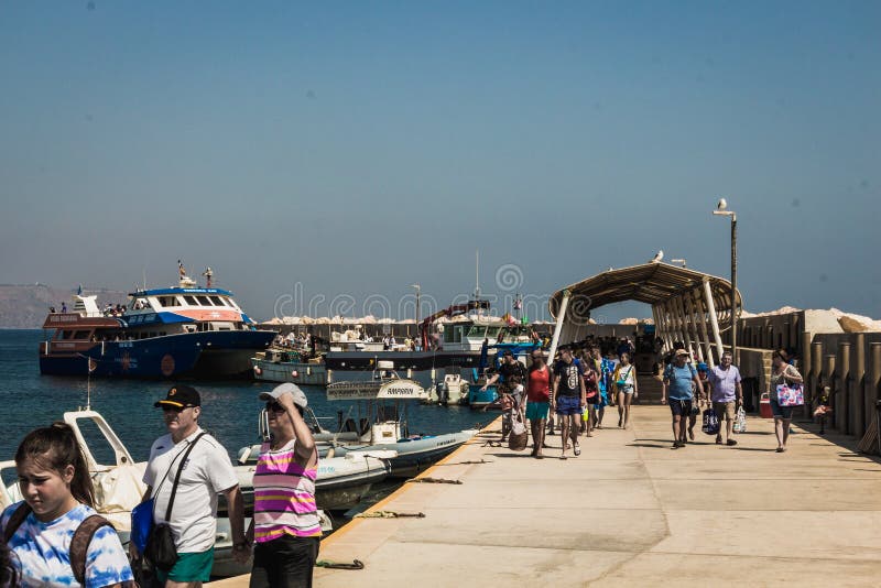 Tourisme de masse vers l'ancienne île de pirate de Tabarca près de la ville d'Alicante images stock