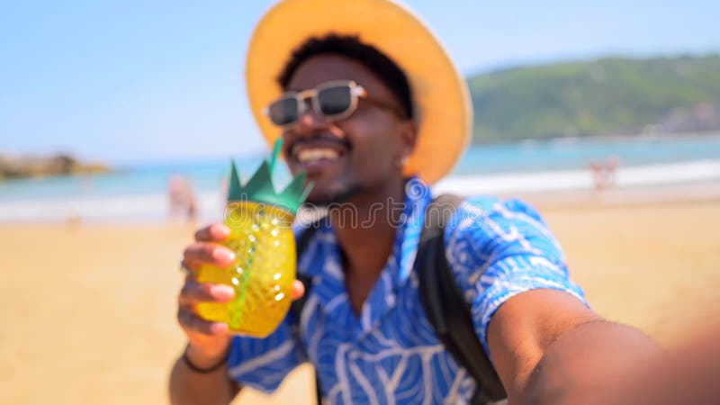 Tourisme dégustant une boisson tropicale sur la plage ensoleillée clips vidéos