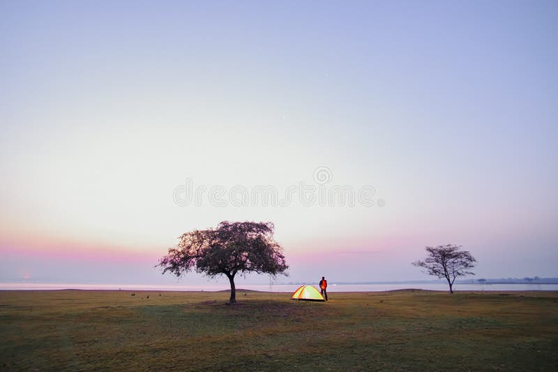 Tourisme et concept de camping images stock