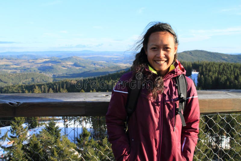 Tourist auf dem Hinterbäume Lipno-Ausblick lizenzfreie stockfotos Tourist auf dem Hinterbäume Lipno-Ausblick lizenzfreie stockfotos