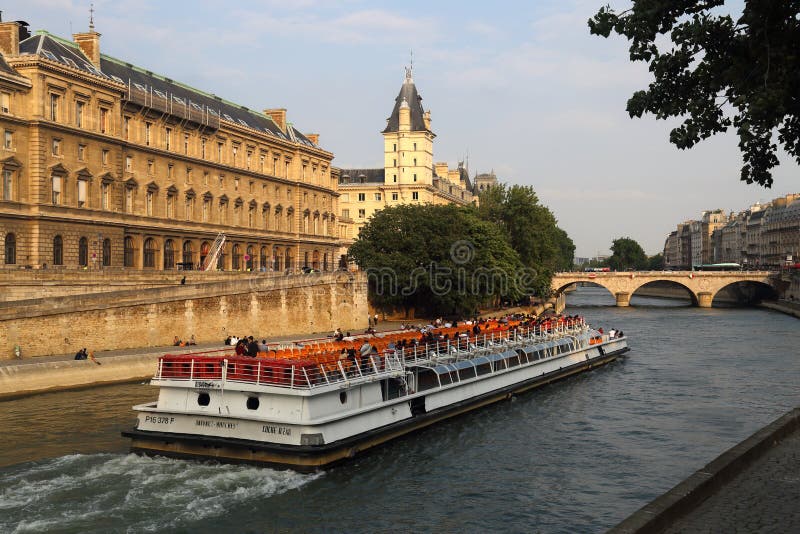 tourist boat paris seine