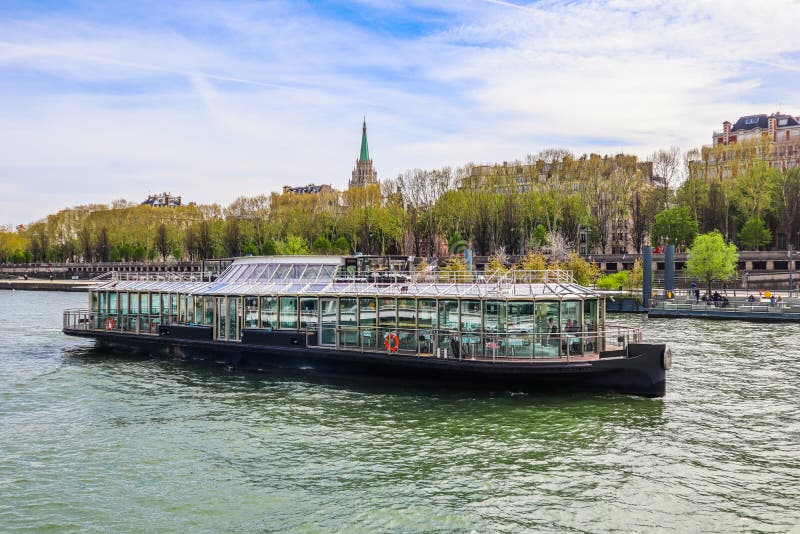 tourist boat paris seine