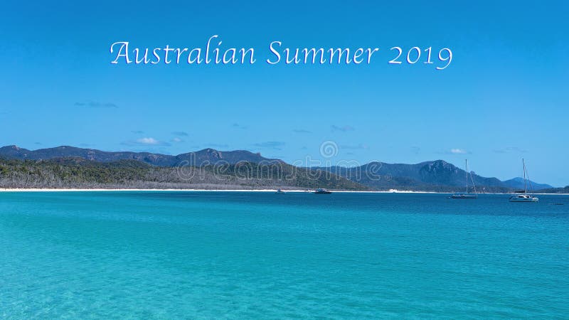 Australian Summer 2019 Text - Tourist Boats Moored Out From White Silica Sand Beach In Whitsun stock photos Australian Summer 2019 Text - Tourist Boats Moored Out From White Silica Sand Beach In Whitsun stock photos