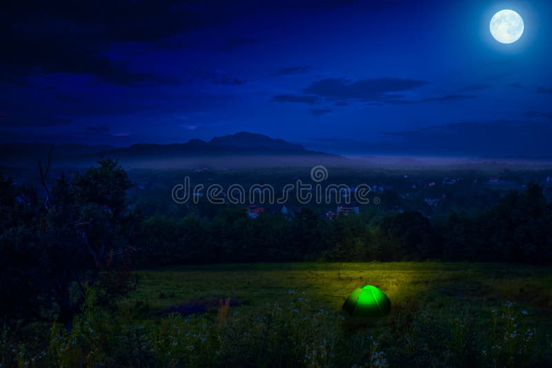 Tourist, der nahe Wald in der Nacht kampiert Belichtetes Zelt unter dem schönen nächtlichen Himmel voll von den Sternen und vom V stockfoto Tourist, der nahe Wald in der Nacht kampiert Belichtetes Zelt unter dem schönen nächtlichen Himmel voll von den Sternen und vom V stockfoto