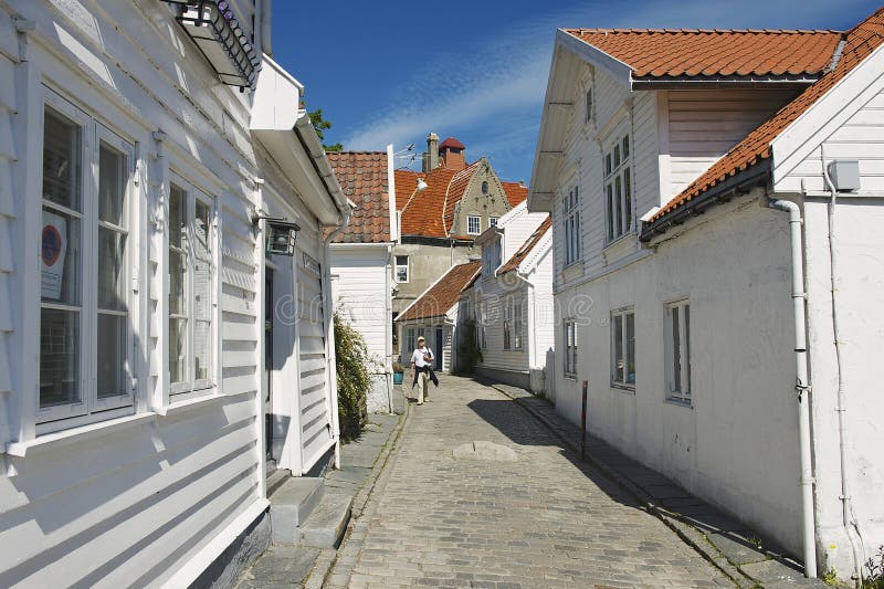 Tourist geht durch die Straße der alten Stadt in Stavanger, Norwegen stockfotos Tourist geht durch die Straße der alten Stadt in Stavanger, Norwegen stockfotos
