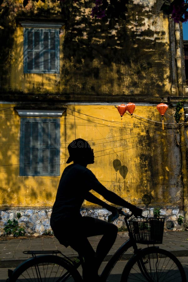 Tourist in Hoi An Biking die Stadt lizenzfreies stockfoto Tourist in Hoi An Biking die Stadt lizenzfreies stockfoto
