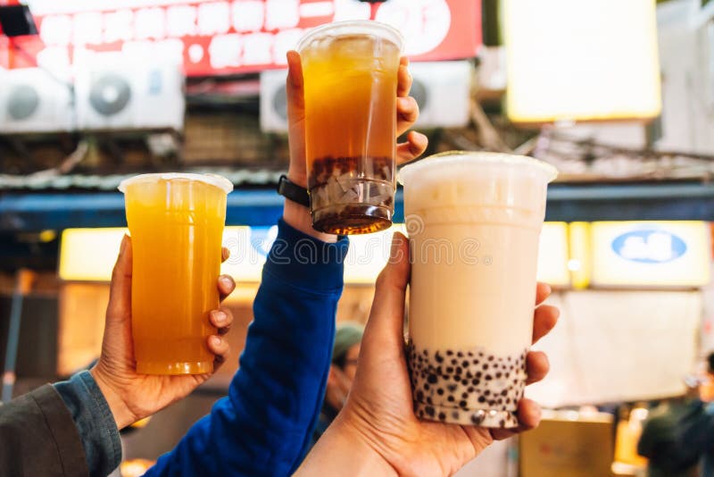 Tourist holen oben Blasen-Milch-Tees in der Luft, Stra?ennahrung bei Ximending in Taipeh, Taiwan