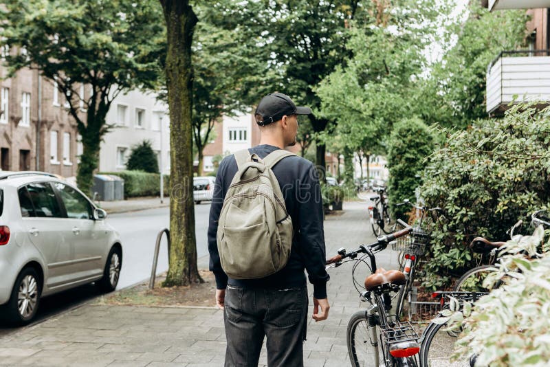 Tourist mit einem Rucksack sucht nach gebuchter on-line-Unterkunft in einer nicht vertrauten Stadt lizenzfreie stockfotografie Tourist mit einem Rucksack sucht nach gebuchter on-line-Unterkunft in einer nicht vertrauten Stadt lizenzfreie stockfotografie
